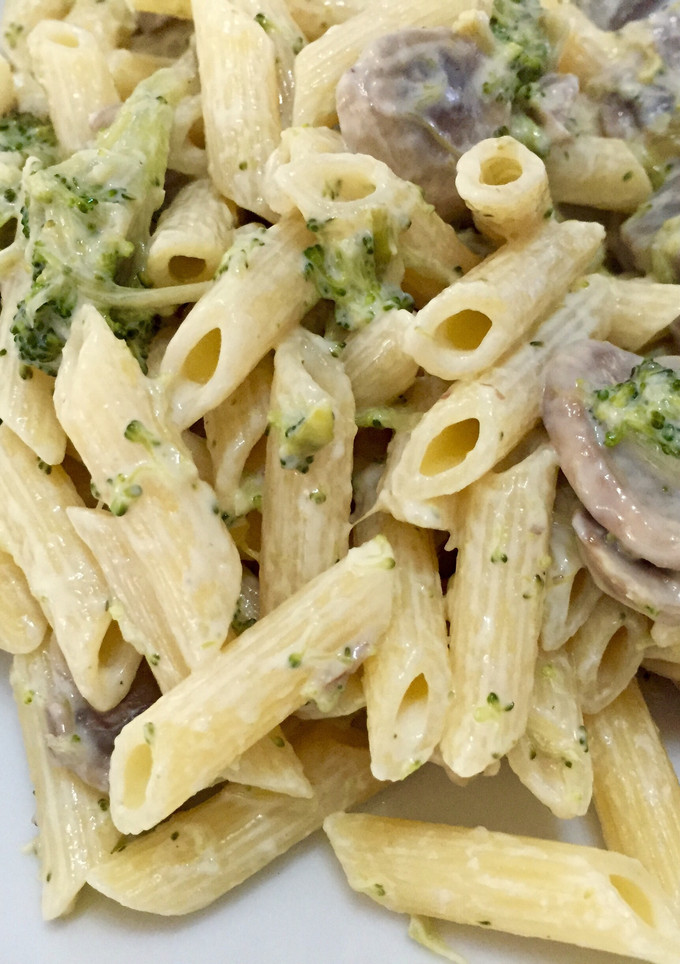 Una foto de Macarrones con salsa de brócoli y champiñón 