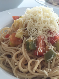 Una foto de Espaguetis integrales con verduras salteadas y queso
