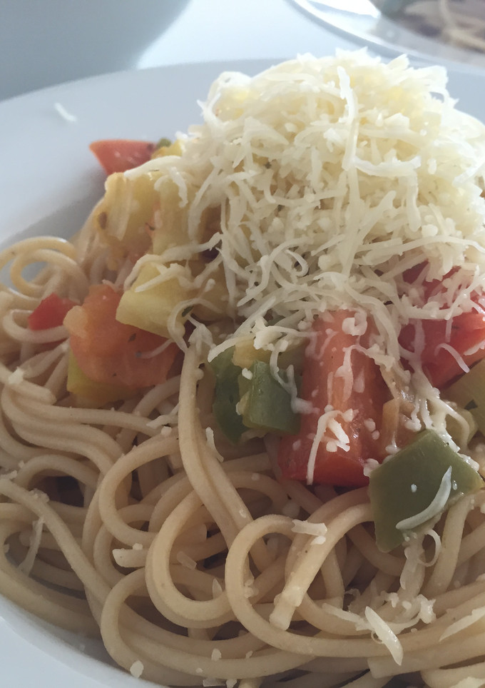 Una foto de Espaguetis integrales con verduras salteadas y queso