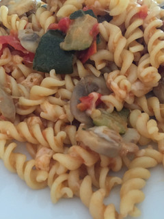 Una foto de Pasta con verduras y queso