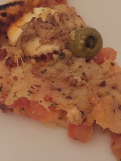 Una foto de Hojaldre de atún, tomate y queso fresco