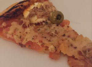 Una foto de Hojaldre de atún, tomate y queso fresco