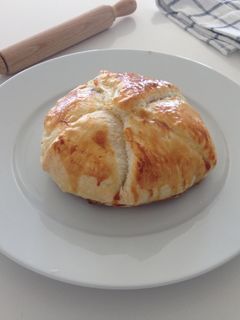 Una foto de Hojaldre de Camembert con mermelada de cereza