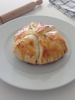 Una foto de Hojaldre de Camembert con mermelada de cereza