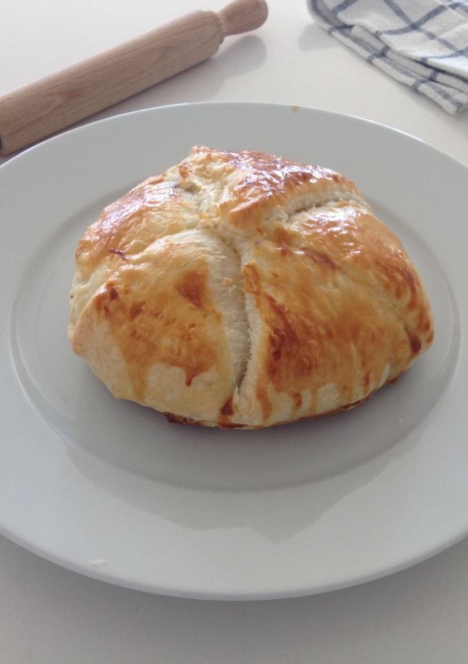 Una foto de Hojaldre de Camembert con mermelada de cereza