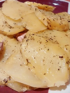 Una foto de Patatas fáciles en microondas con tomillo y ajo