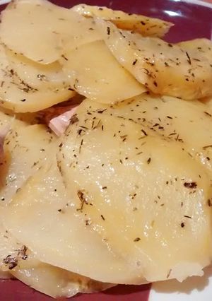 Una foto de Patatas fáciles en microondas con tomillo y ajo