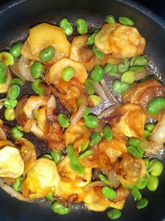 Una foto de Patatas fritas con cebolla y habitas tiernas