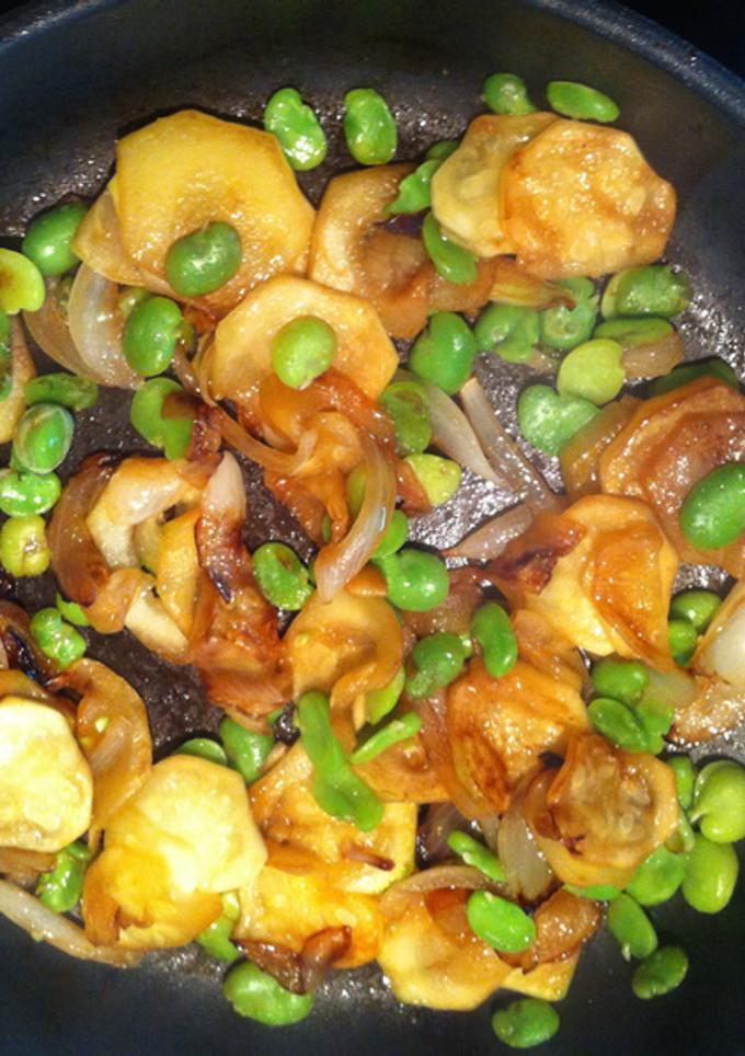 Una foto de Patatas fritas con cebolla y habitas tiernas