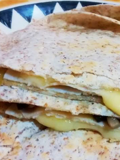Una foto de Quesadillas integrales de champiñón y jamón al toque de guacamole