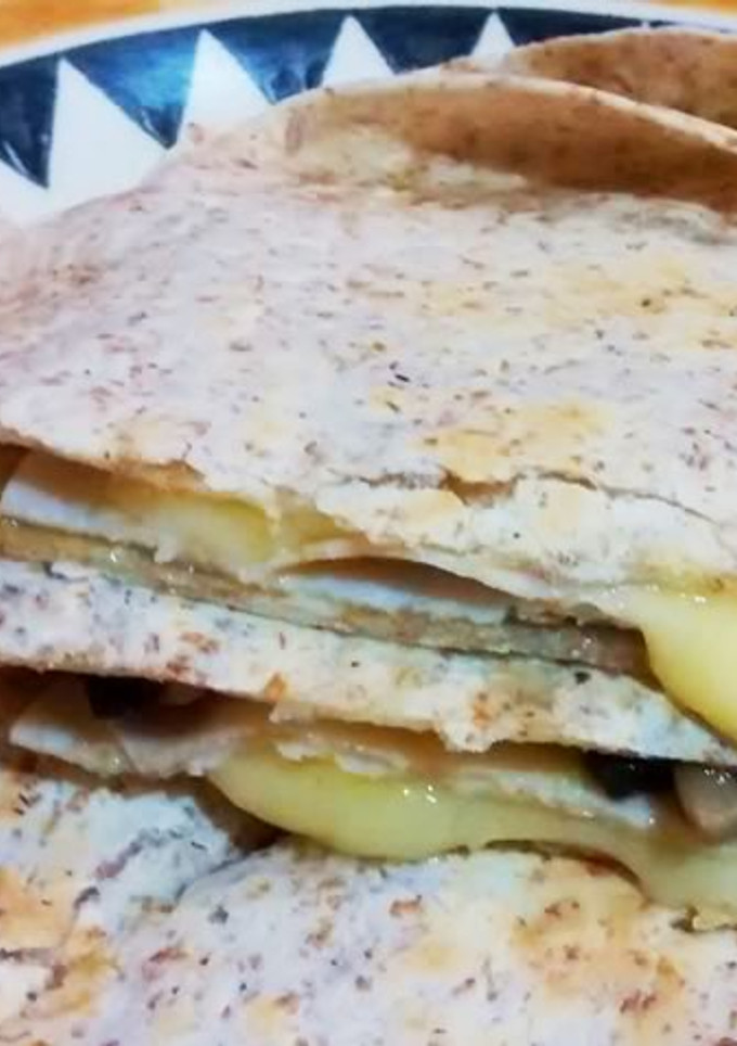 Una foto de Quesadillas integrales de champiñón y jamón al toque de guacamole