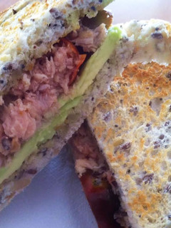 Una foto de Sandwich de atún con aguacate