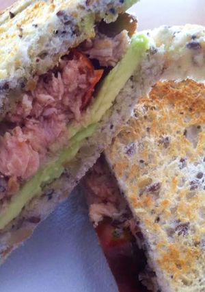 Una foto de Sandwich de atún con aguacate