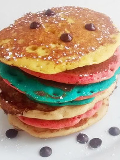 Una foto de Tortitas americanas (pancakes) de colores