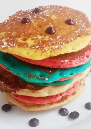 Una foto de Tortitas americanas (pancakes) de colores