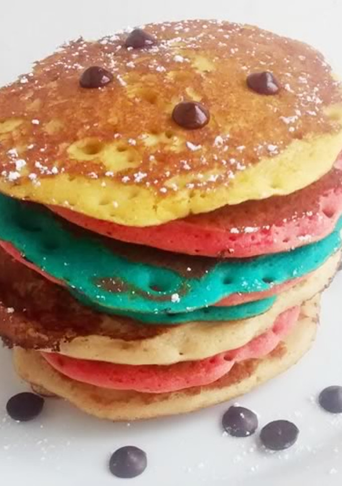 Una foto de Tortitas americanas (pancakes) de colores