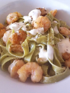 Una foto de Pappardelle de espinacas con gambas