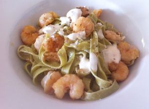 Una foto de Pappardelle de espinacas con gambas