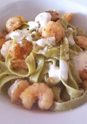 Una foto de Pappardelle de espinacas con gambas