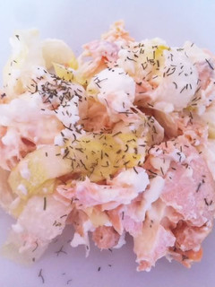 Una foto de Ensalada de salmón con endibias y queso fresco