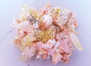 Una foto de Ensalada de salmón con endibias y queso fresco