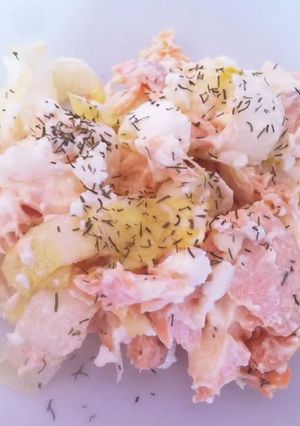 Una foto de Ensalada de salmón con endibias y queso fresco