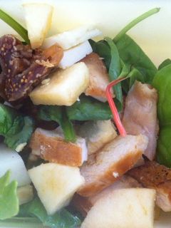 Una foto de Ensalada espinacas, rúcula, pollo e higos