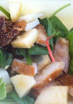 Una foto de Ensalada espinacas, rúcula, pollo e higos