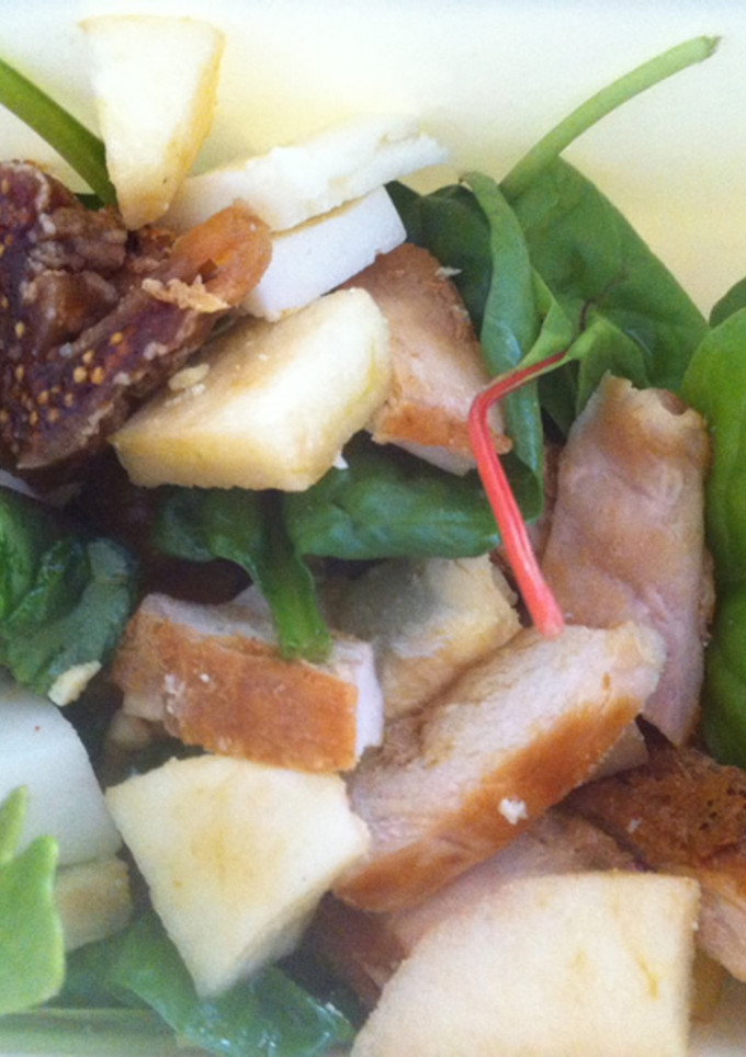 Una foto de Ensalada espinacas, rúcula, pollo e higos