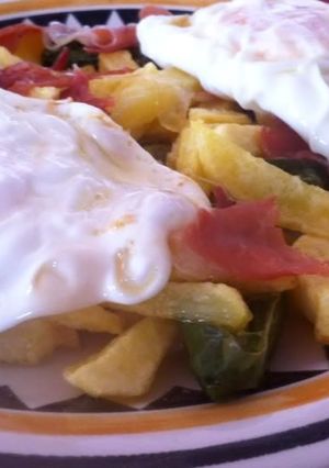 Una foto de Patatas a lo pobre con jamón y pimientos del padrón
