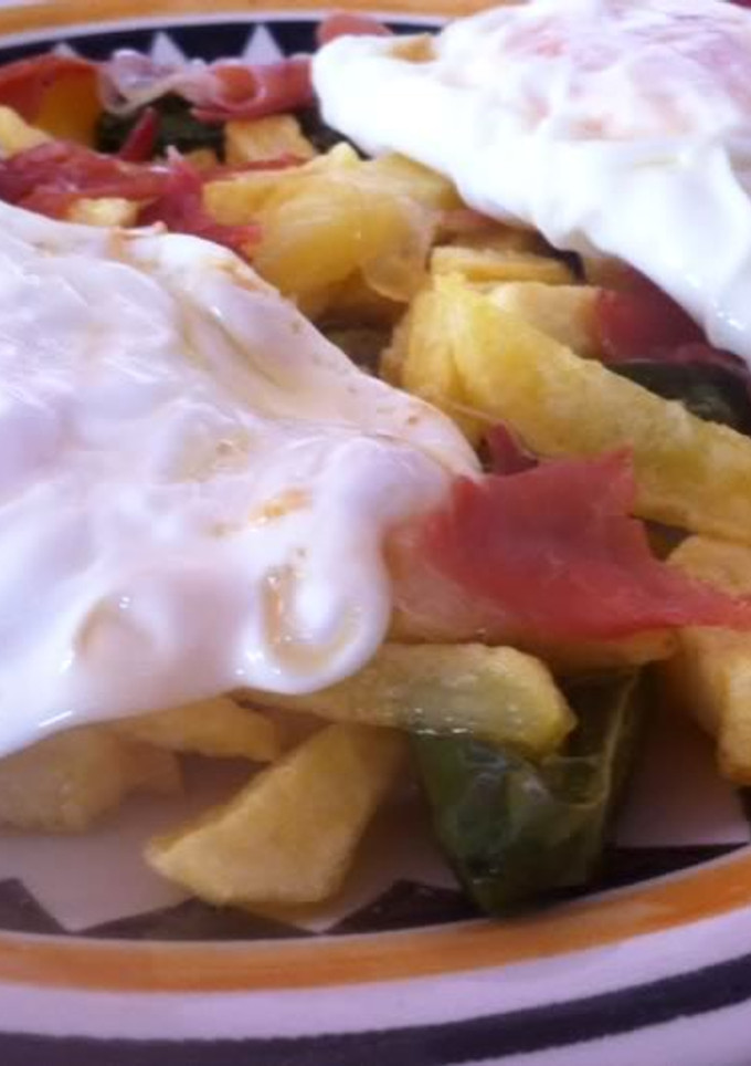 Una foto de Patatas a lo pobre con jamón y pimientos del padrón