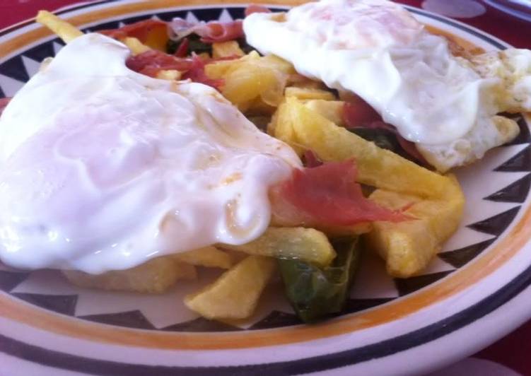 Patatas a lo pobre con jamón y pimientos del padrón