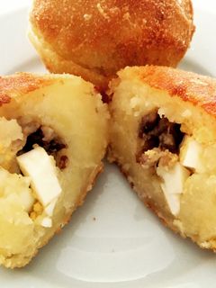 Una foto de Bombas de papa rellenas