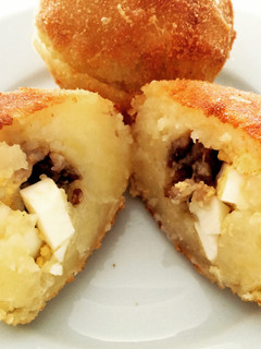 Una foto de Bombas de papa rellenas