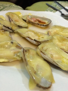 Una foto de Almejas chilenas con queso