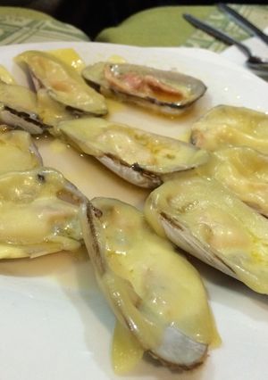 Una foto de Almejas chilenas con queso