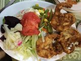 Congrio frito con ensalada surtida