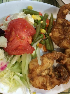 Una foto de Congrio frito con ensalada surtida