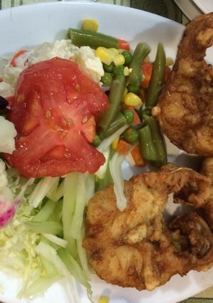 Una foto de Congrio frito con ensalada surtida