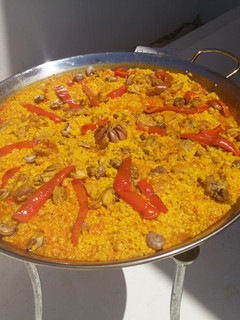 Una foto de Arroz con pollo y conejo