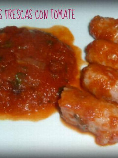 Una foto de Salchichas frescas con tomates, perejil y cilantro