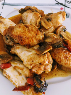 Una foto de Alitas de pollo con champiñón y salsa de soja