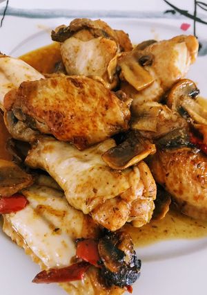 Una foto de Alitas de pollo con champiñón y salsa de soja