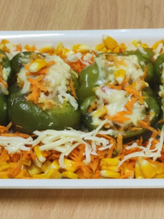 स्टफ्ड सिमला मिरची (stuffed shimla mirchi recipe in marathi) रेसिपी चे मुख्य फोटो