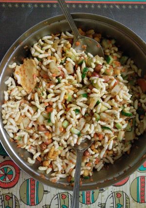 A picture of Bengal style jhalmudi.