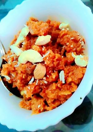 गाजर का हलवा (gajar ka halwa recipe in Hindi) रेसिपी मुख्य फोटो