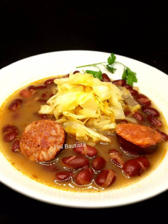 Una foto de Habichuelas rojas con chorizo y salteado de repollo(col)