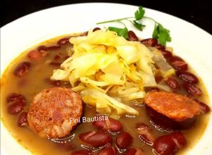 Una foto de Habichuelas rojas con chorizo y salteado de repollo(col)