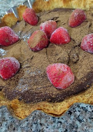 Una foto de ~Tarta de chocolate 🍫🍫y frutillas 🍓🍓 keto~