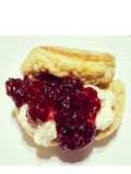Scones με clotted cream και μαρμελάδα βατόμουρο